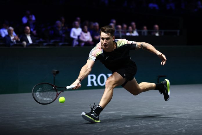 Camilo Ugo Carabelli tuvo contra las cuerdas a Alexander Zverev, pero quedó eliminado del Masters 1000 de París