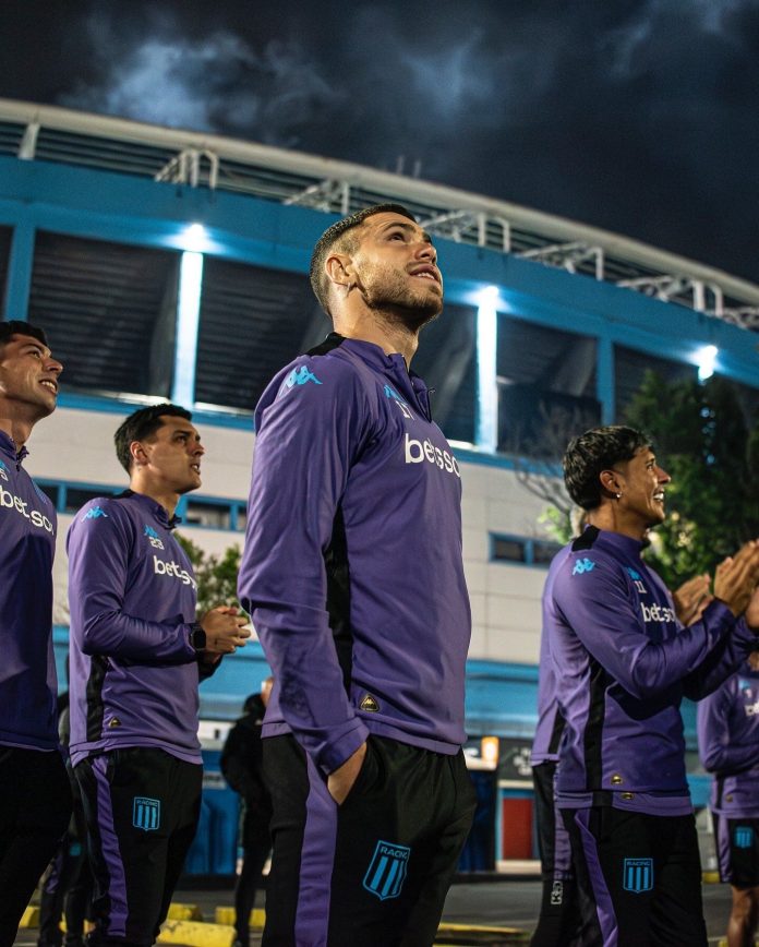 Gustavos Costas los convocó y ellos cumplieron: el impresionante banderazo de los hinchas de Racing antes del duelo ante Flamengo
