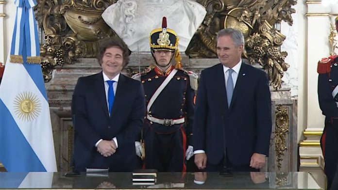 Javier Milei le tomó juramento a Pablo Quirno como nuevo Canciller