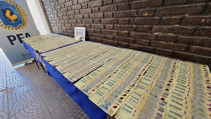 Crearon una guía para identificar pesos, dólares y euros truchos: cómo darse cuenta