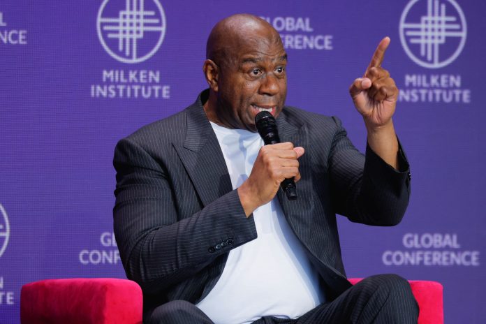El duro testimonio de Magic Johnson: cómo su diagnóstico de VIH inspiró a millones y rompió estigmas