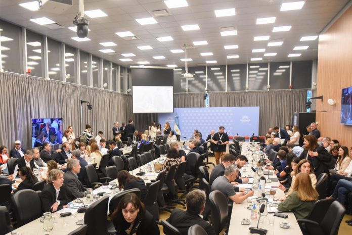 El Gobierno gana tiempo en el Congreso y mueve fichas en el delicado tablero de la interna y de los socios