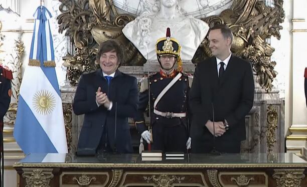 Javier Milei tomó juramento a Manuel Adorni como nuevo jefe de Gabinete: “Con todo eh”