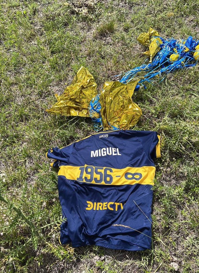 La camiseta que Boca Juniors lanzó al cielo en el homenaje a Miguel Russo apareció en un pueblo de Uruguay