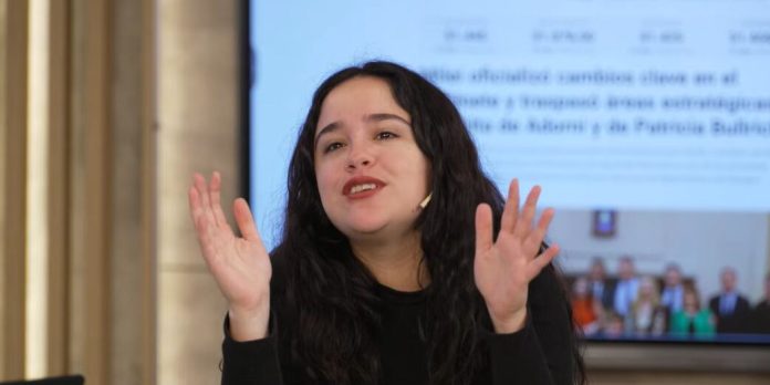 Ofelia Fernández: “Deberían formarnos con la idea de que está bien pasar cinco horas sin el celular”