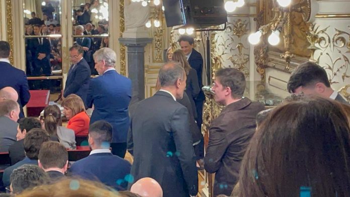 “¿Qué hacés, mucho sol?“: el saludo de Karina Milei a Santiago Caputo en medio de la jura de Adorni