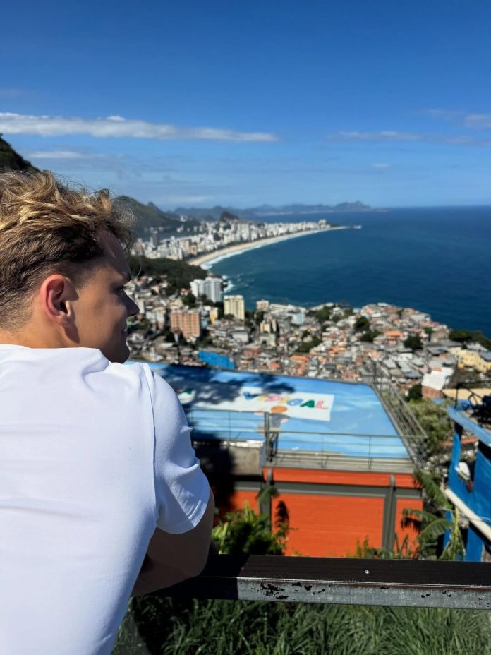 Videos y fotos de las extravagantes vacaciones de Paul Aron en Brasil: recorrió una favela en moto y jugó con monos
